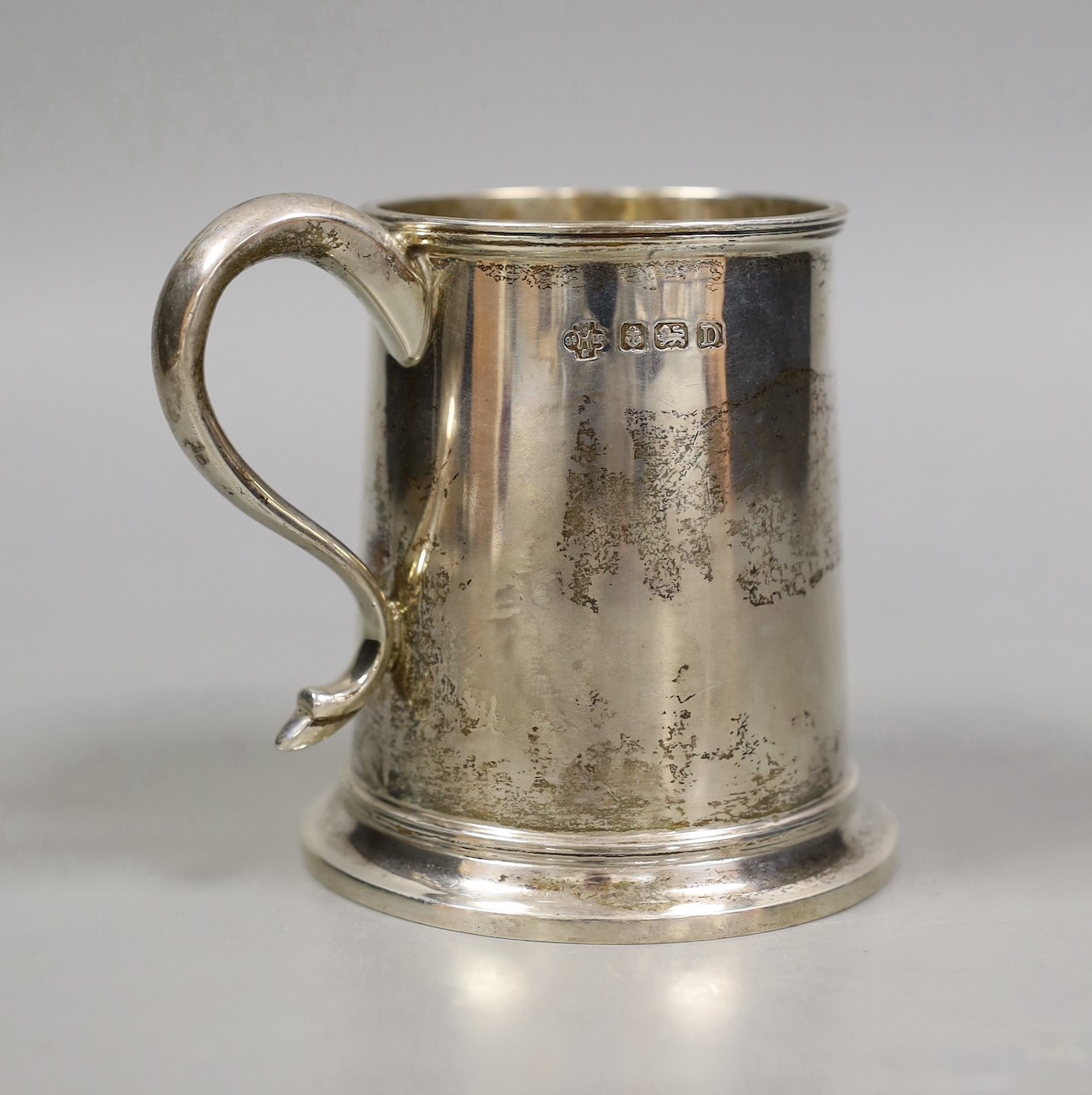 A George V silver mug, William Hutton & Sons, Birmingham, 1928, height 10cm, 8.5oz.